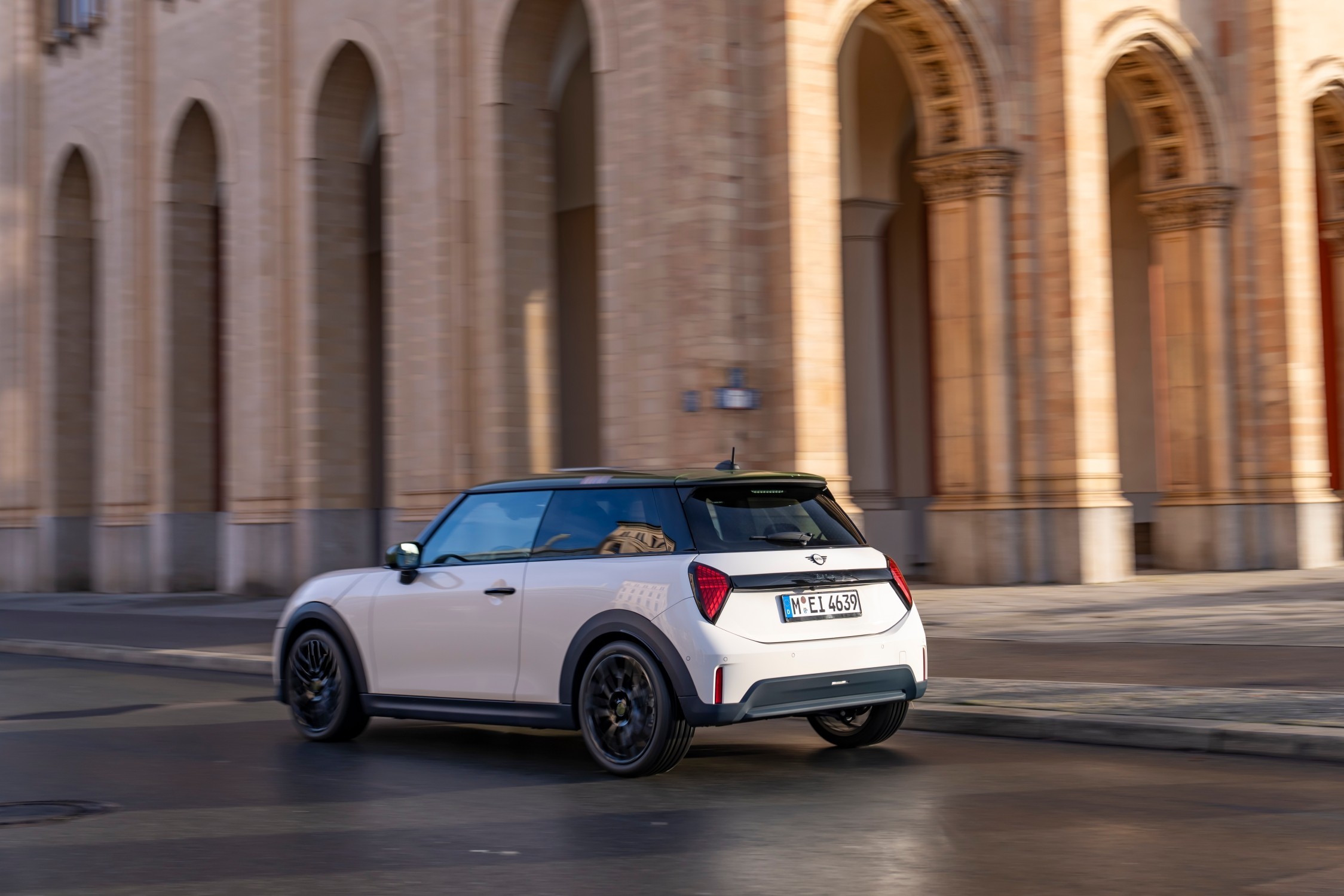 MINI Cooper S Paul Smith Edition em Inspired White a circular na estrada.